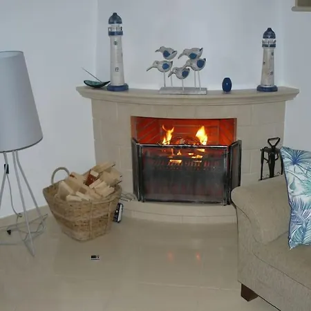 Splendid Villa Very Close To The Sea
